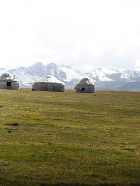 Mongolei – Weite Steppen, schroffe Berge und Adlerfest