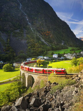 Schweizer Schienenromantik – Panorama mit Glacier und Bernina Express